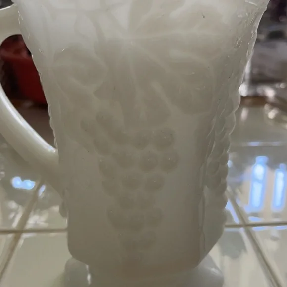 Beautiful milk glass pitcher - Picture 3 of 4